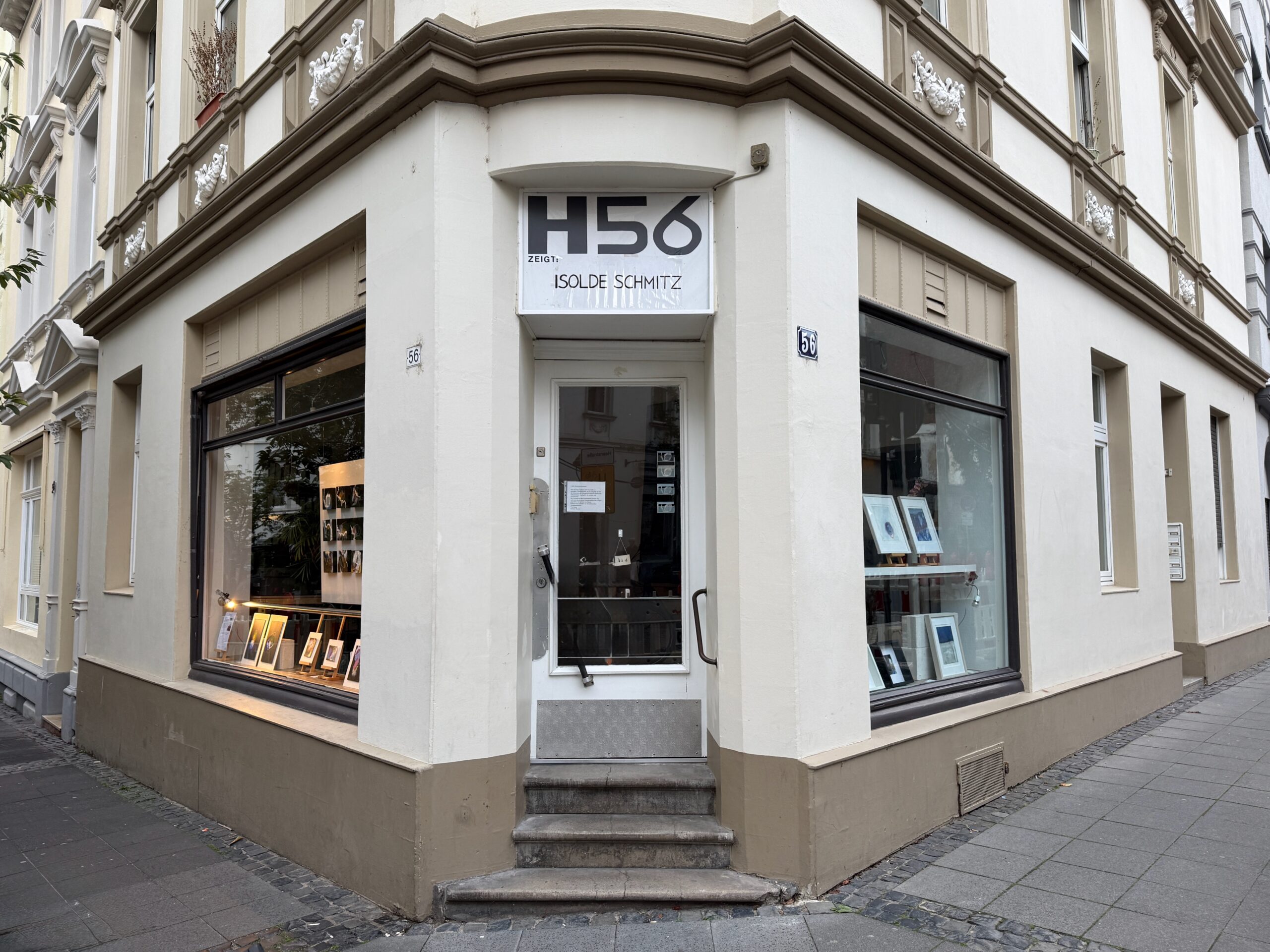 Ausstellung von Isolde Schmitz im H56, Heerstraße 56, Bonn – Schaufenster mit Malerei und Wandobjekten.